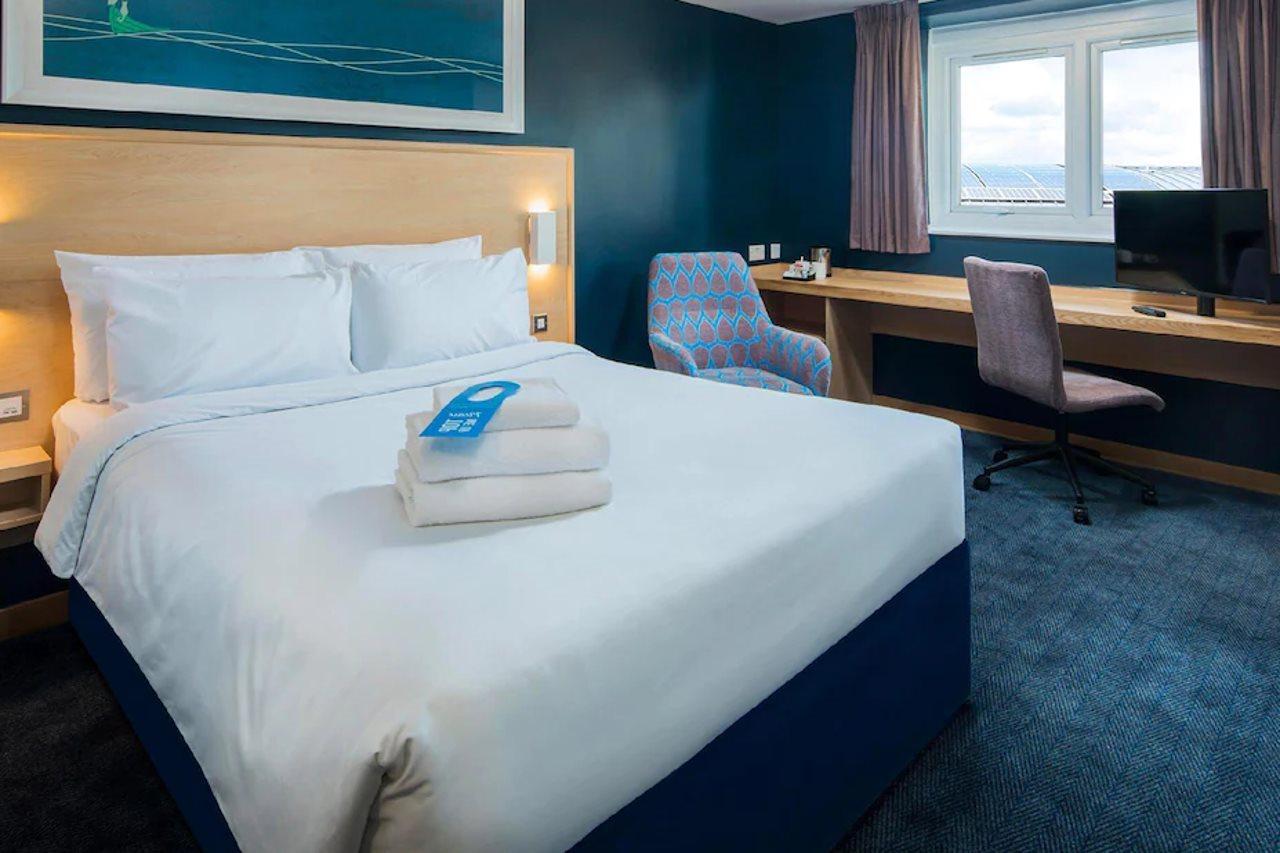 Travelodge London Central City Road Екстериор снимка