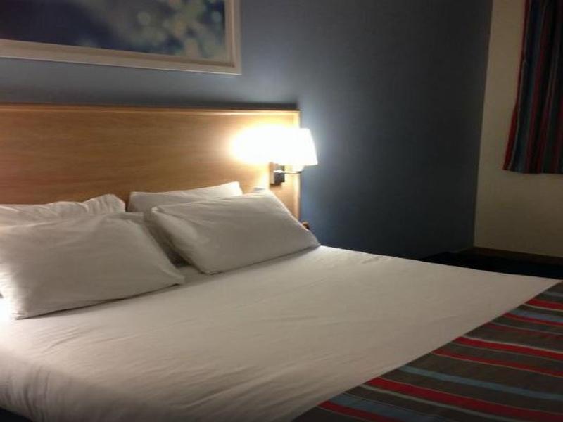 Travelodge London Central City Road Екстериор снимка