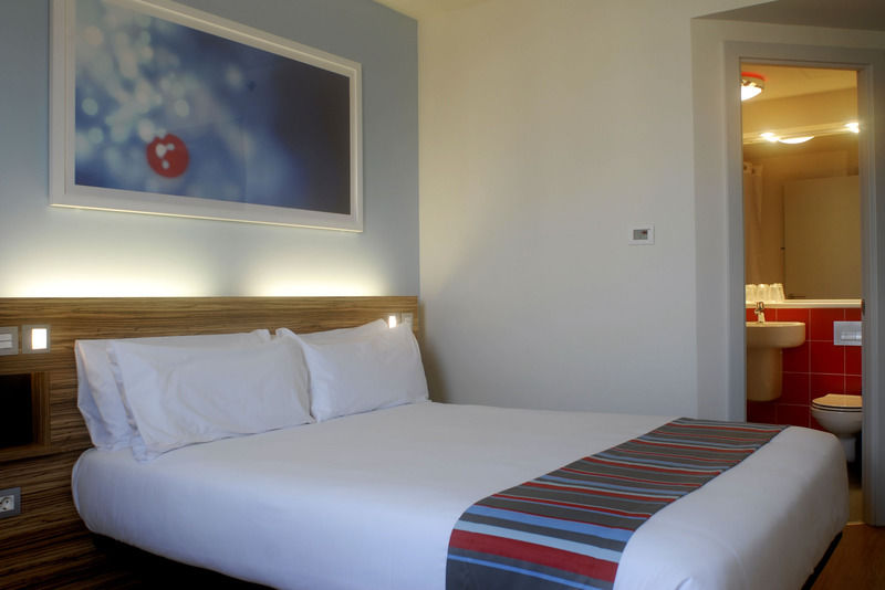 Travelodge London Central City Road Екстериор снимка