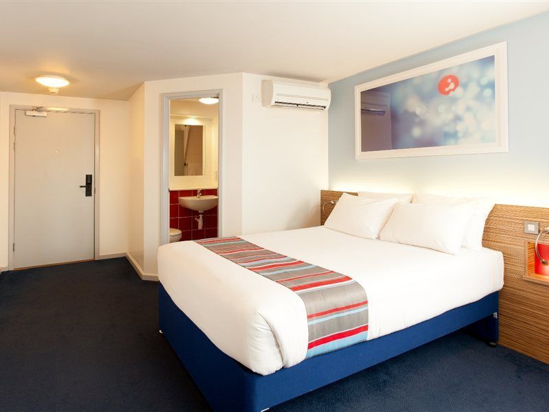 Travelodge London Central City Road Екстериор снимка