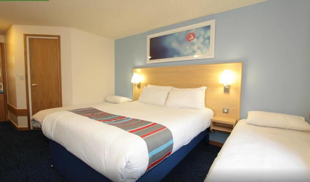 Travelodge London Central City Road Екстериор снимка