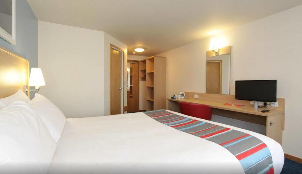 Travelodge London Central City Road Екстериор снимка