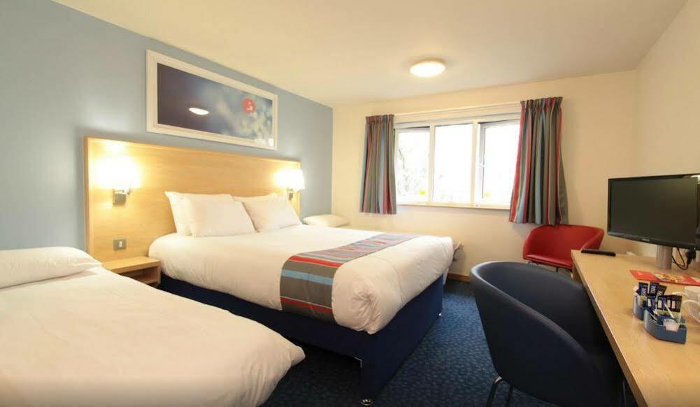 Travelodge London Central City Road Екстериор снимка